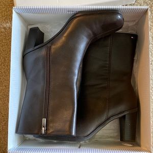 NWB Tommy Hilfiger missy brown boots size 6